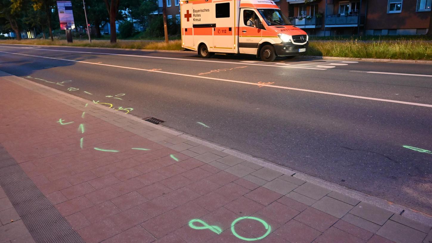 Die Markierungen der Spurensicherung deuten auf den schweren Unfall hin, der sich auf der Äußeren Brucker Straße am Mittwoch ereignete: Ein 20-Jähriger lief vor ein Auto.
Die Markierungen der Spurensicherung deuten auf den schweren Unfall hin, der sich auf der Äußeren Brucker Straße am Mittwoch ereignete: Ein 20-Jähriger lief vor ein Auto.
