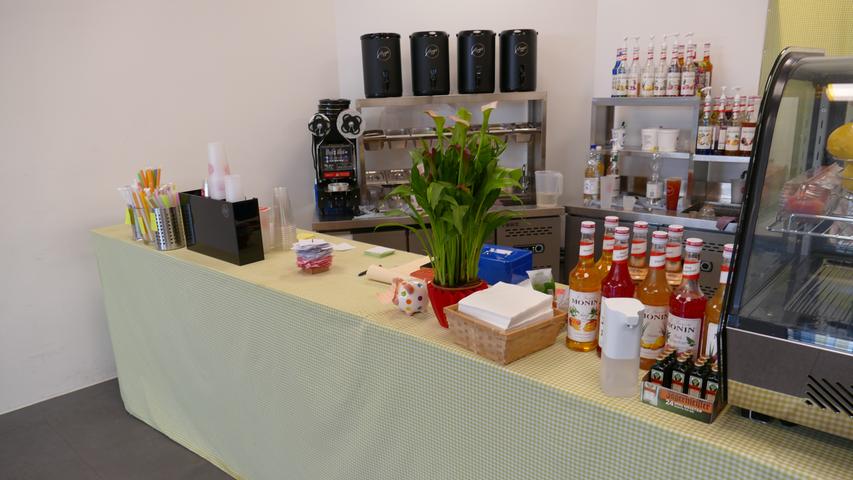 Die 28-jährige Jiayu Chen eröffnete den Laden in der Franz-Ludwig-Straße 2 dieses Jahr am 29. Mai. Neben dem klassischen Bubble Tea stehen auch Kaffee-Sorten (unter anderem auch die Cold Brew Variante), frisch gepresste Säfte oder (Milch-)Tee zur Auswahl.