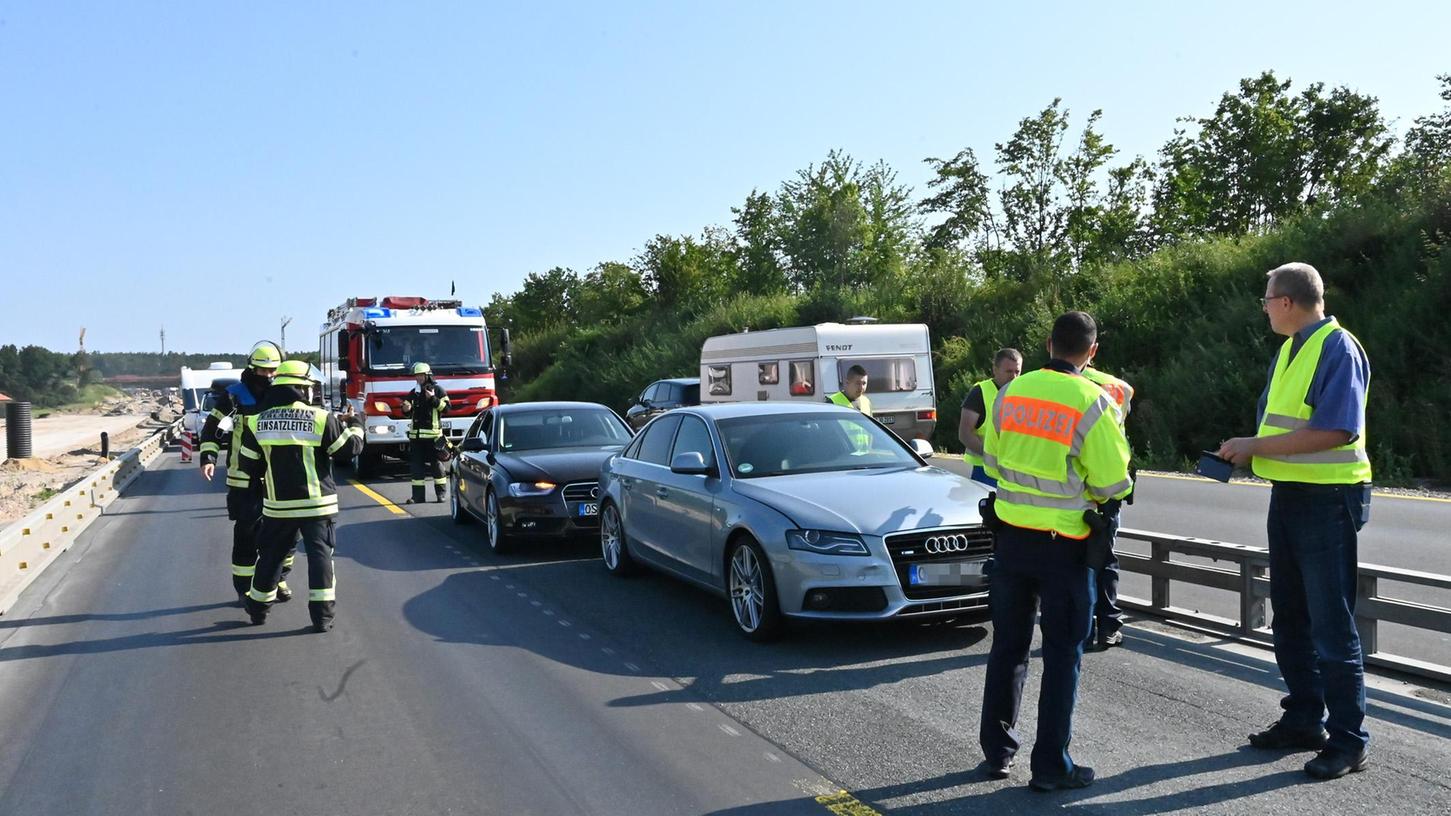 Auf der A3 im Baustellenbereich zwischen Erlangen-West und Frauenaurach hat es einen heftigen Unfall gegeben. Die Autobahn war komplett gesperrt.