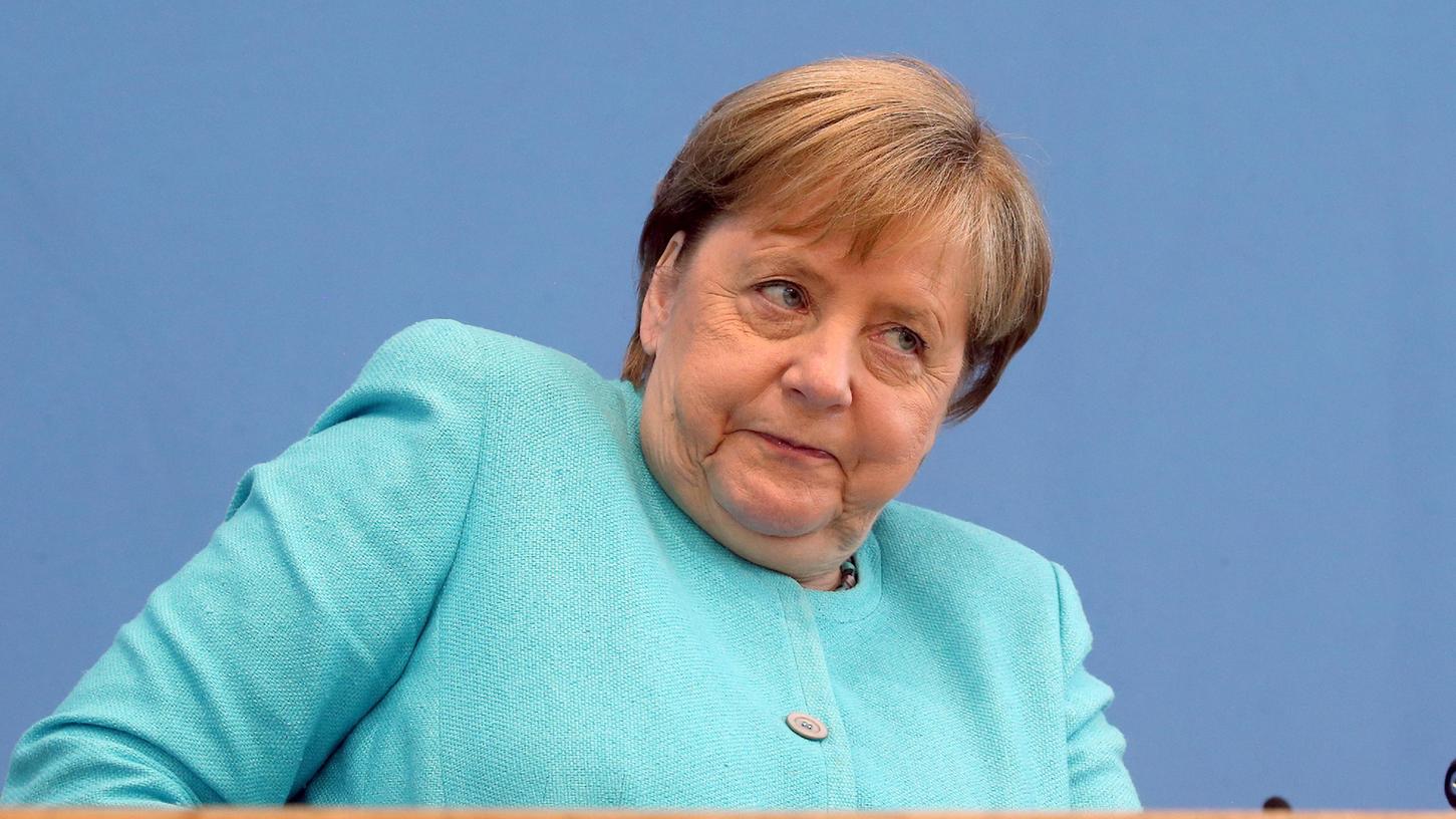 Die scheidende Bundeskanzlerin stellt sich traditionell zur Sommerpause den Fragen der Hauptstadtjournalisten.
Die scheidende Bundeskanzlerin stellt sich traditionell zur Sommerpause den Fragen der Hauptstadtjournalisten.