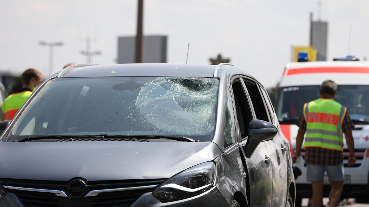 Durch den Aufprall wurde die Windschutzscheibe des Autos eingedrückt.