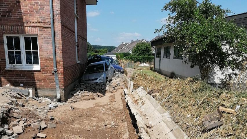 Zerstörung an einem Mehrfamilienhaus gegenüber des Kindergartens in Kirspenich: Die Autos wurden dort angeschwemmt.