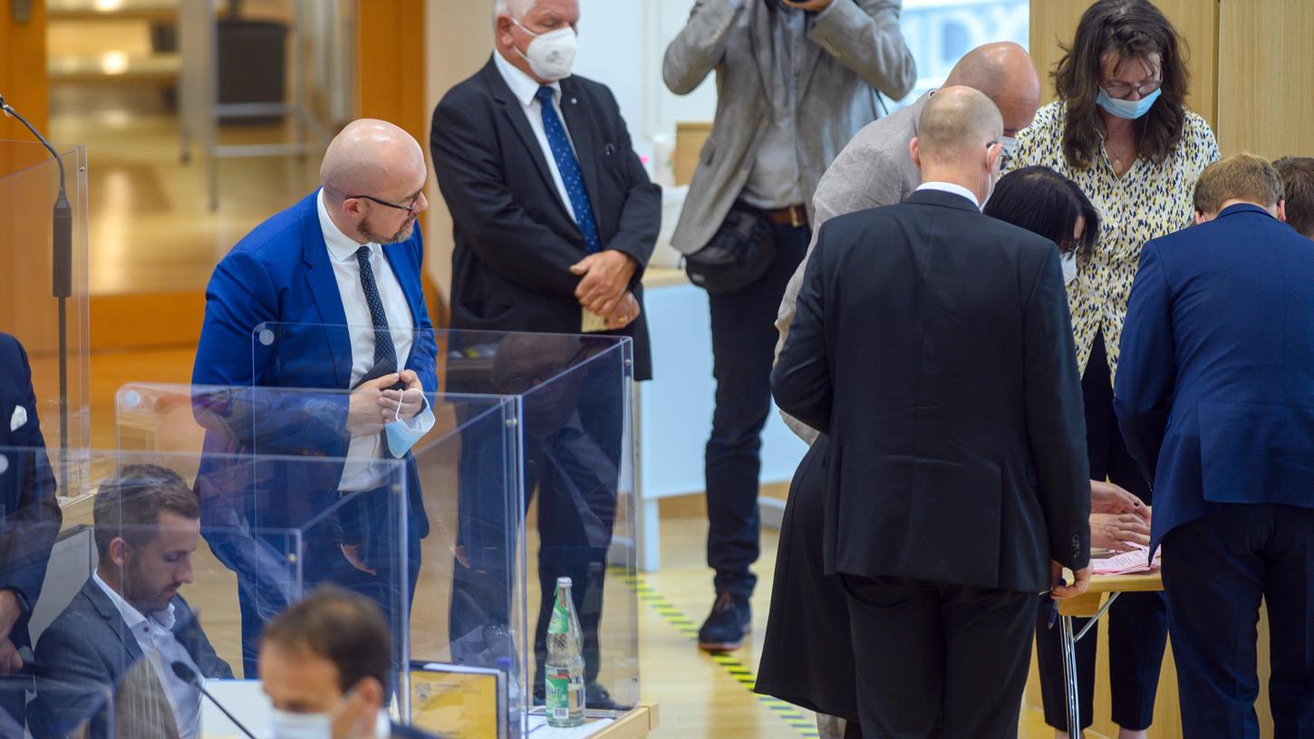 Hans-Thomas Tillschneider (links) im Landtag von Sachsen-Anhalt. Der AfD-Abgeordnete darf trotz Beobachtung durch den Verfassungsschutz weiter an der Uni Bayreuth lehren.