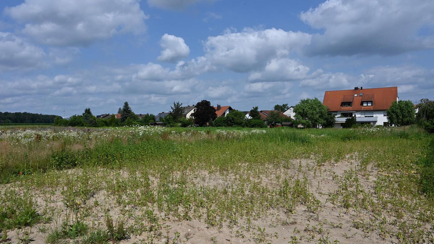 Das Baugebiet "Am Klosterholz West" in Steudach zwischen Friedhof und dem Ortskern (hinten) wird von den Bürgern kritisch gesehen. 