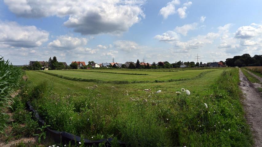 "Am Klosterholz West" in Steudach zwischen Friedhof (r.) und dem Ortskern 