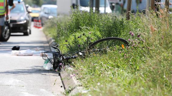 Das Fahrrad blieb nach dem Zusammenstoß auf dem Grünstreifen in der Mitte der Fahrbahn liegen.