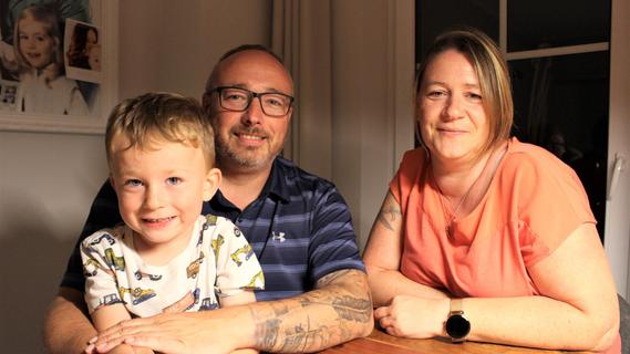 Dominik Wenninger und Simone Sand mit ihrem vierjährigen Sohn Lennart. Er war bei Oma und Opa untergebracht, als seine Eltern in Kirspenich waren.  