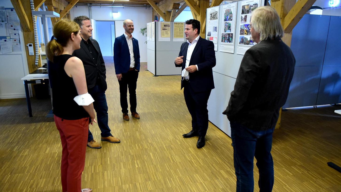 Hubertus Heil (2. von rechts) machte bei seinem Besuch in Fürth auch Halt in den Räumen der Redaktion in den Malzböden.