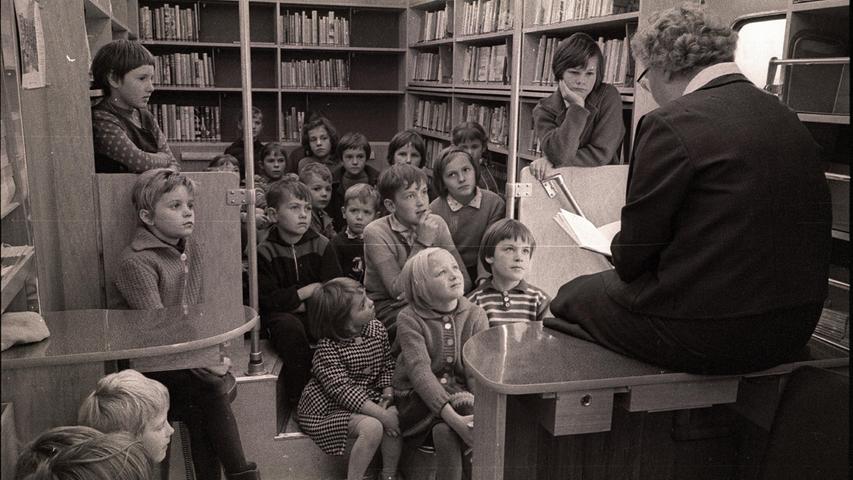 Gebannte Gesichter 1965 bei einer Märchenstunde im Bücherbus.