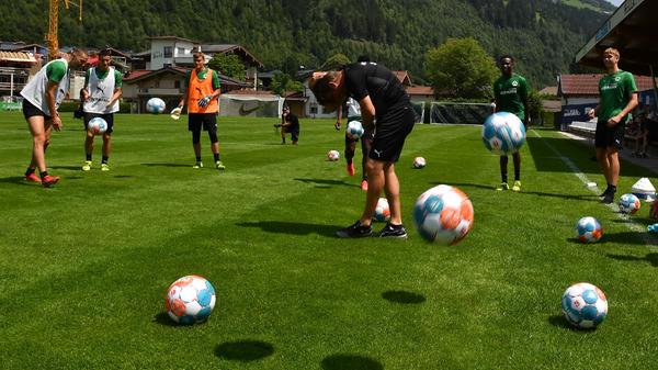 Einmal „Happy Birthday“ lang gab es zur Feier des Tages „Arschbolzen“ wie früher auf dem Bolzplatz. Die Freude war so groß, dass auch der neue Spielanalyst Alexander Hahn noch in den Kreis durfte. Er hatte zwar nicht Geburtstag – es war schlicht das Begrüßungsritual des Teams, das den Neuzugang vom Hamburger SV herzlich aufnahm.