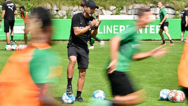 Nach drei intensiven Tagen auf dem Nebenplatz durfte das leicht ramponierte Grün sowohl am Mittwoch auch am Donnerstag regenerieren. Seine Mannschaft versammelte Stefan Leitl zum ersten Mal auf dem A-Platz, an dem der heimische USC Neukirchen sogar eine kleine Tribüne errichtet hat. Auf der konnten die mitgereisten Fans, Betreuer und Journalisten im Schatten sitzen, während die Spieler in der Sonne den Fürther Flachpass zelebrierten.