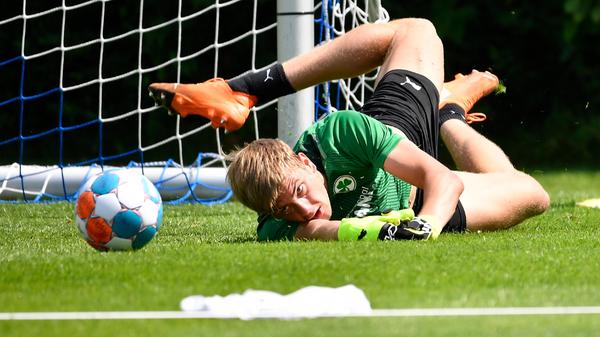 Wenn die U23 am Freitag um 18 Uhr die SpVgg Bayreuth empfängt, werden 200 Zuschauer beim TSV Burgfarrnbach dabei sein dürfen – Dauerkarteninhaber haben wie gewohnt freien Eintritt. Lasse Schulz wird keiner der 200 sein – und auch nicht im Tor der zweiten Mannschaft stehen. Für ihn geht es erst am Samstag mit der Mannschaft zurück. Erst nach Rottach-Egern zum Testspiel gegen Hoffenheim, dann weiter nach Fürth.