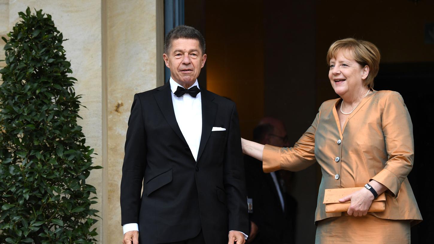 In den letzten Wochen ihrer Amtszeit kommt Bundeskanzlerin Angela Merkel (rechts) auch heuer zur Eröffnung der Bayreuther Festspiele am 25. Juli.
In den letzten Wochen ihrer Amtszeit kommt Bundeskanzlerin Angela Merkel (rechts) auch heuer zur Eröffnung der Bayreuther Festspiele am 25. Juli.