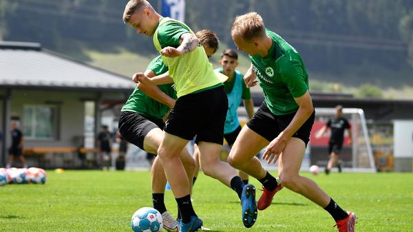 Zum ersten Mal war auch Havard Nielsen dabei, sein Schienbein ist wieder voll belastbar, das Einzeltraining gehört der Vergangenheit an. Beim abschließenden Trainingsspiel war der Angreifer schon wieder mittendrin.