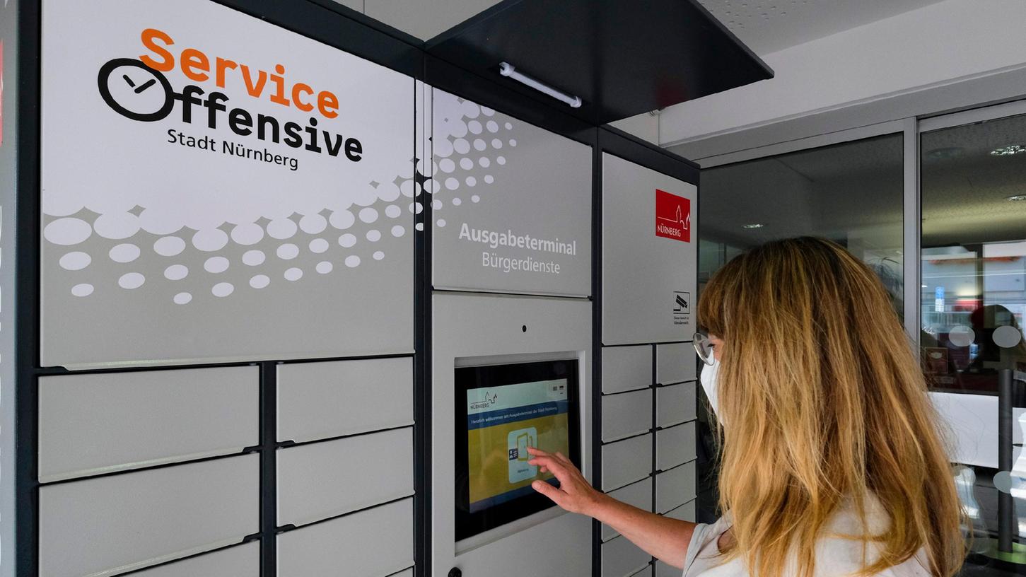 In vier ausgewählten Geschäftsstellen der Sparkasse Nürnberg kann man künftig unter anderem Personalausweise und Reisepässe beantragen. In vier ausgewählten Geschäftsstellen der Sparkasse Nürnberg kann man künftig unter anderem Personalausweise und Reisepässe beantragen.