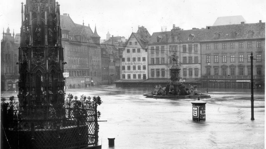 So sah es im Februar 1909 in Nürnberg aus: Sogar der Hauptmarkt meldete "Land unter", der Schöne Brunnen (links) und der Neptunbrunnen sind von den Fluten umgeben.