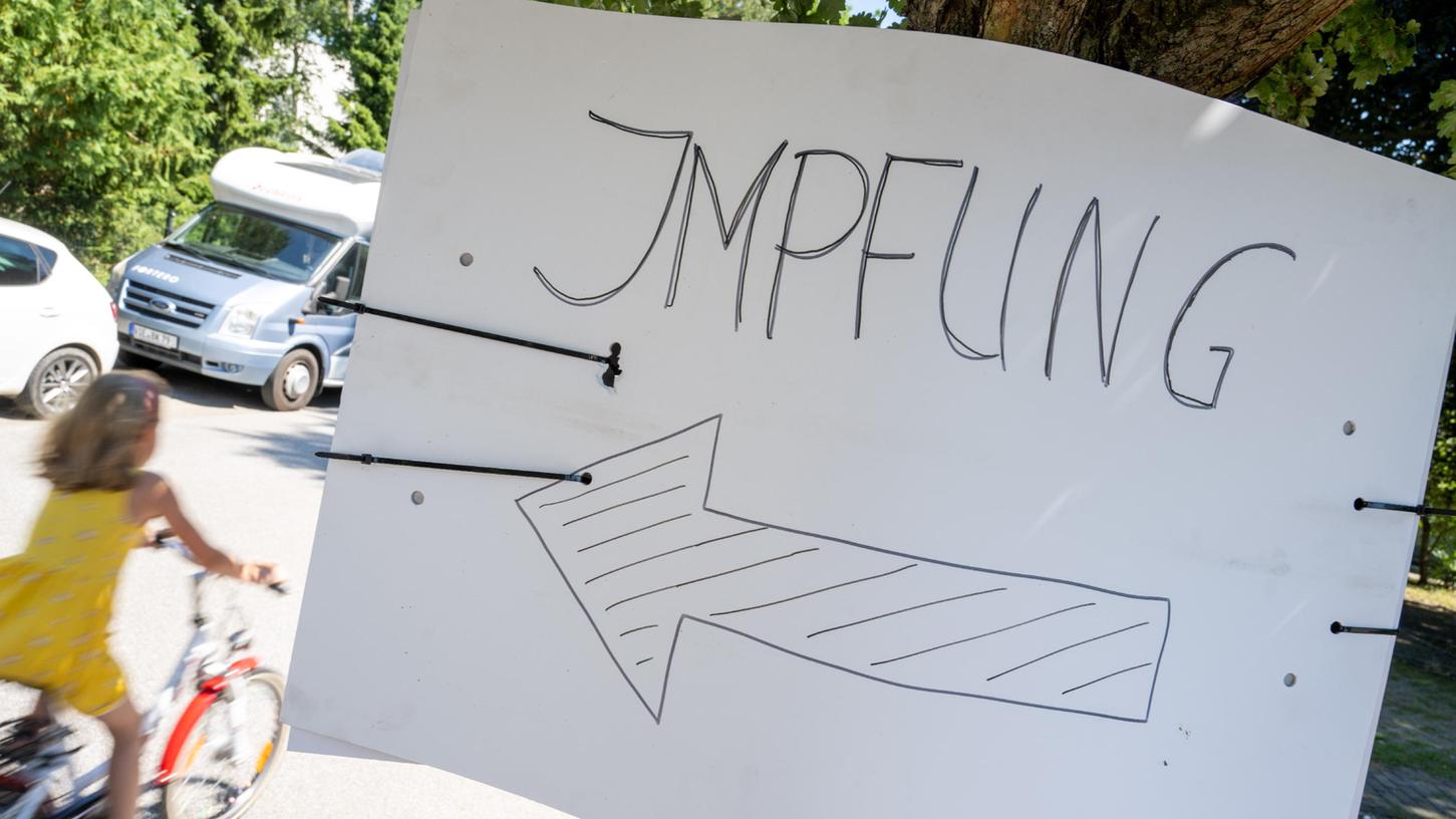 Ein Zettel hängt in einem Ort auf der Insel Usedom an einem Baum, um auf eine Sonderimpfaktion aufmerksam zu machen. Die Impfmüdigkeit wird auch in Bayern zum Problem.
Ein Zettel hängt in einem Ort auf der Insel Usedom an einem Baum, um auf eine Sonderimpfaktion aufmerksam zu machen. Die Impfmüdigkeit wird auch in Bayern zum Problem.