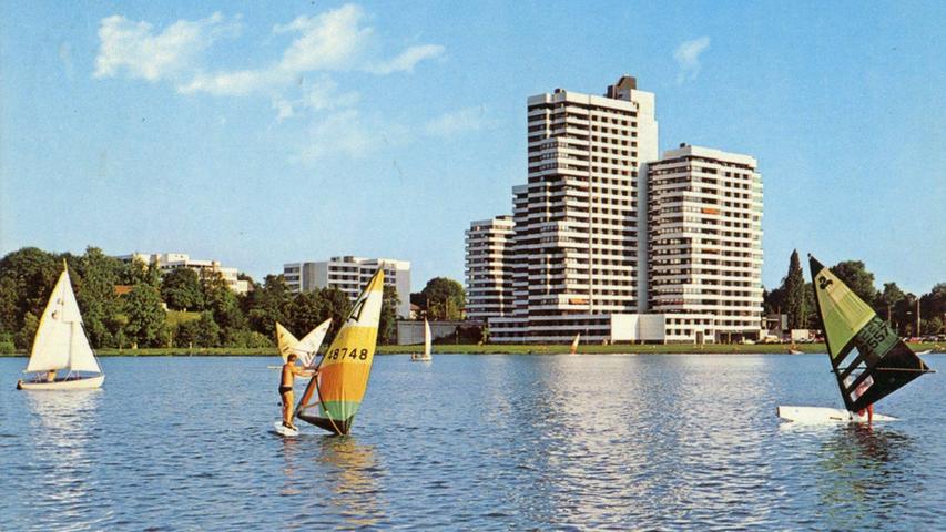 Der Norikus, das mächtige Hochhaus mit der markanten Architektur, ist das Wahrzeichen des Wöhrder Sees. Diese Postkarte mit den Windsurfern stammt aus dem Jahr 1972.   