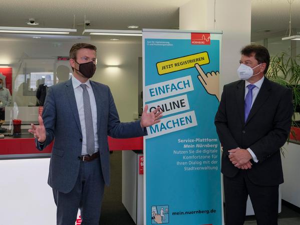 Oberbürgermeister Marcus König (links) und Sparkassen-Vorstandsmitglied Matthias Benk (rechts) stellen die Bürgerservices in der Sparkassen-Geschäftsstelle Mögeldorf vor. Oberbürgermeister Marcus König (links) und Sparkassen-Vorstandsmitglied Matthias Benk (rechts) stellen die Bürgerservices in der Sparkassen-Geschäftsstelle Mögeldorf vor.