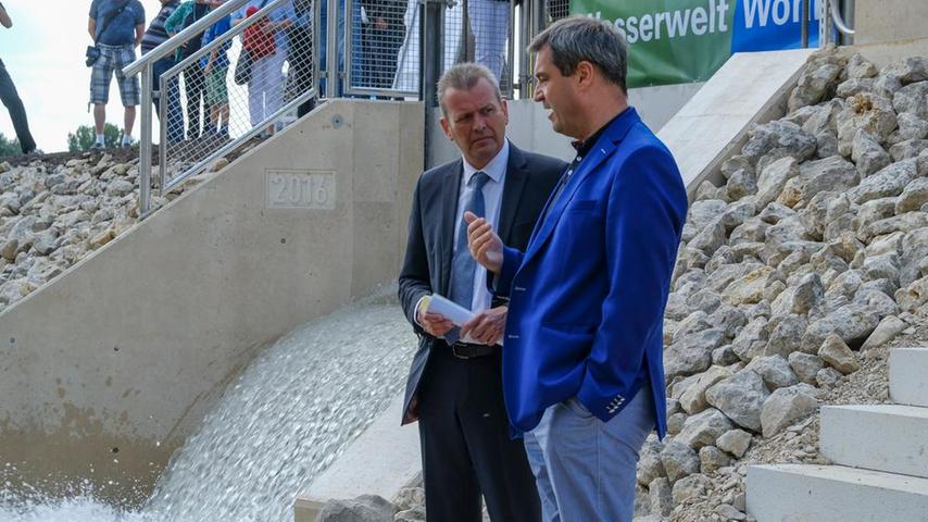 2016 wurde die neue Badebucht erstmalig geflutet, sie gehört zur "Wasserwelt Wöhrder See". Dabei waren der damalige Oberbürgermeister Ulrich Maly (links) und Markus Söder, damals Finanzminister.
