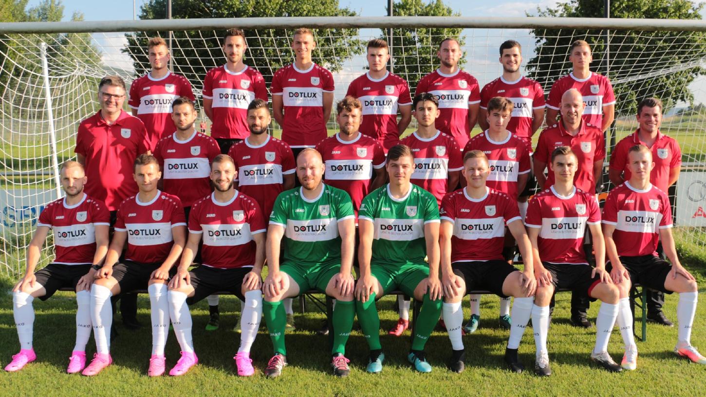 Das offizielle Mannschaftsfoto: Der Großteil des Kaders, mit dem der Aufsteiger TSV 1860 Weißenburg nach 28 Jahren sein Comeback in der Landesliga feiert.