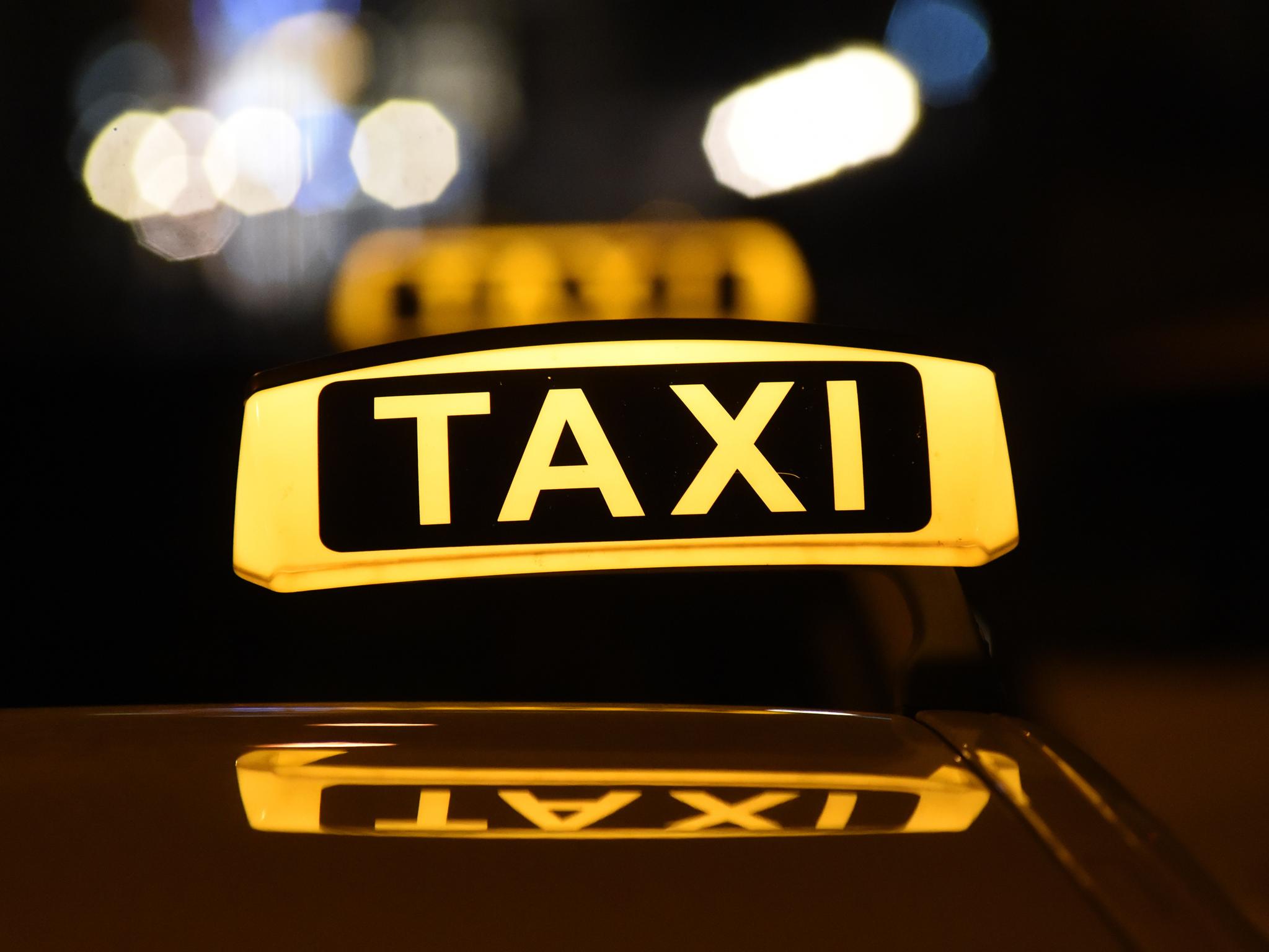 Warnsignal: Darum sollten Sie bei einem blinkenden Taxischild