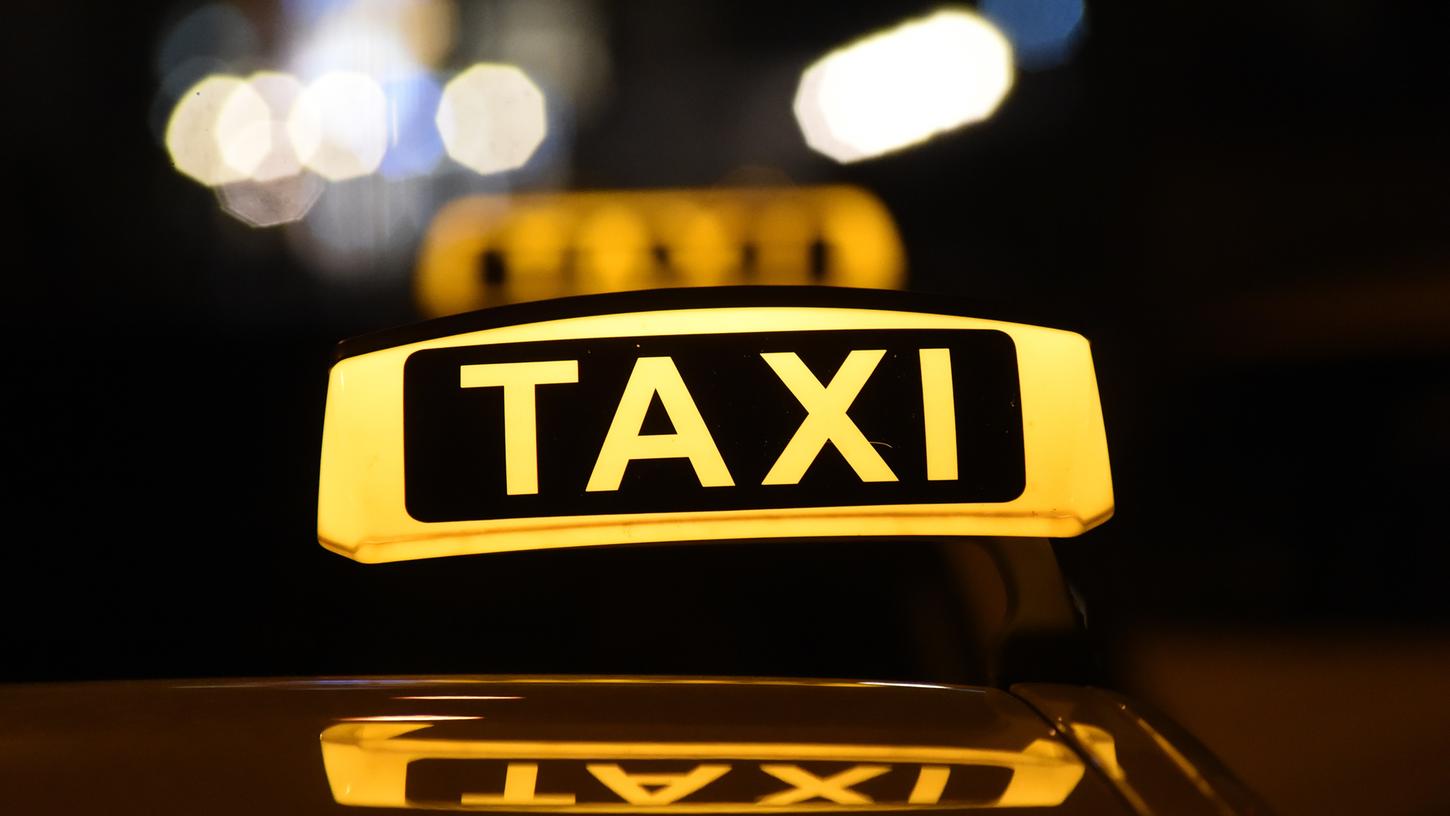 Warnsignal: Darum sollten Sie bei einem blinkenden Taxischild