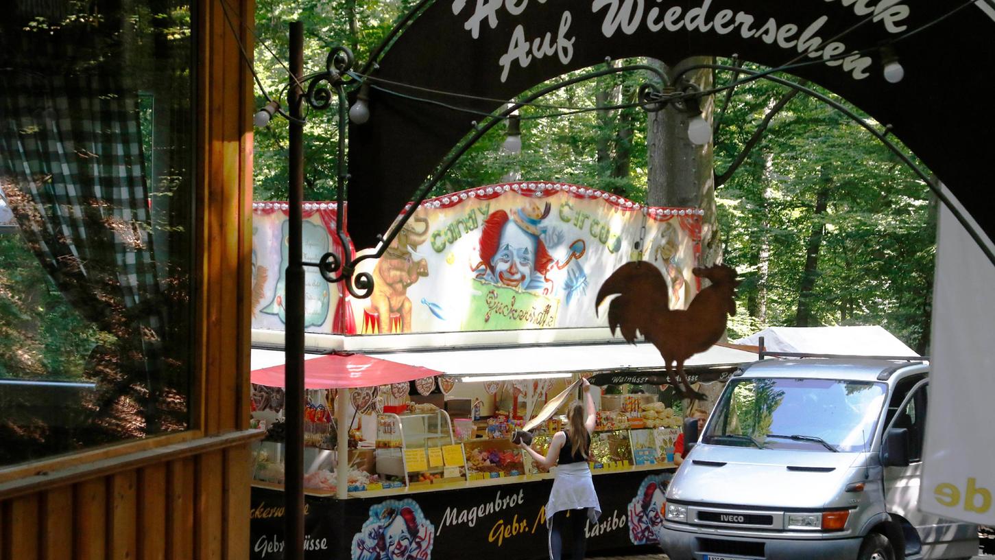 2021 gibt es ein paar Verkaufsstände auf dem Annafest-Gelände.
2021 gibt es ein paar Verkaufsstände auf dem Annafest-Gelände.