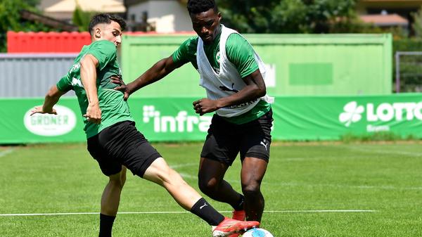 Hans Nunoo Sarpei bewies während der zweiten Einheit wieder einmal seine Zweikampfstärke und bekam lautstarkes Lob vom Trainer.