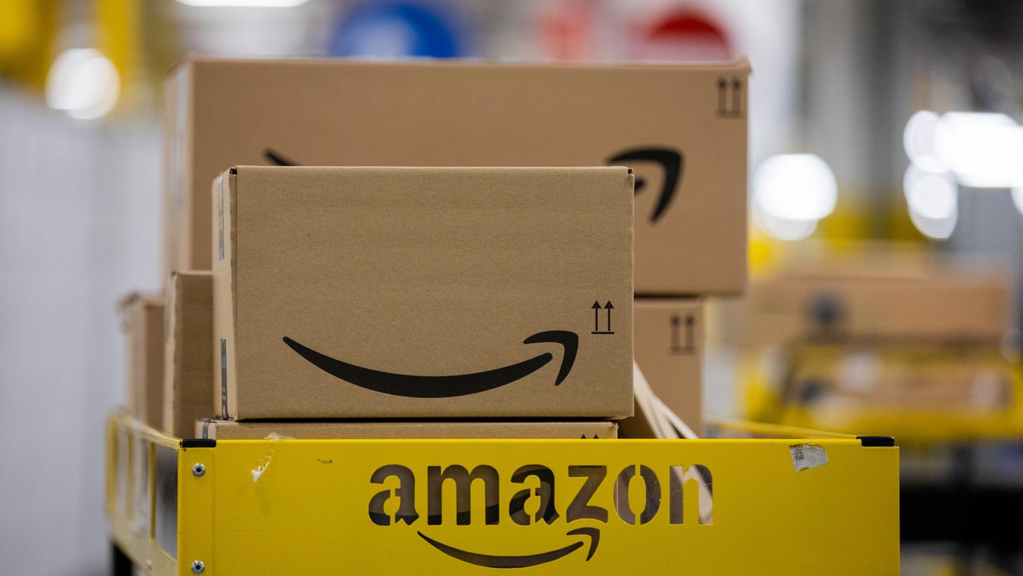 Pakete in einem Logistikzentrum des Versandhändlers Amazon: Die Planungen für den möglichen neuen Standort in Allersberg schreiten immer weiter voran.