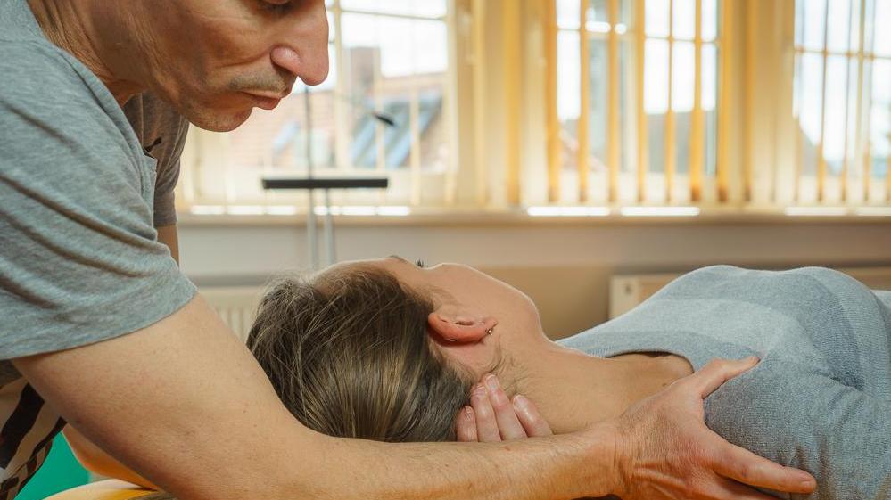 Derzeit wird diskutiert, den Beruf des Physiotherapeuten zu akademisieren. Praktiker fürchten, dass dies den Fachkräftemangel noch deutlich verschärft.
Derzeit wird diskutiert, den Beruf des Physiotherapeuten zu akademisieren. Praktiker fürchten, dass dies den Fachkräftemangel noch deutlich verschärft.