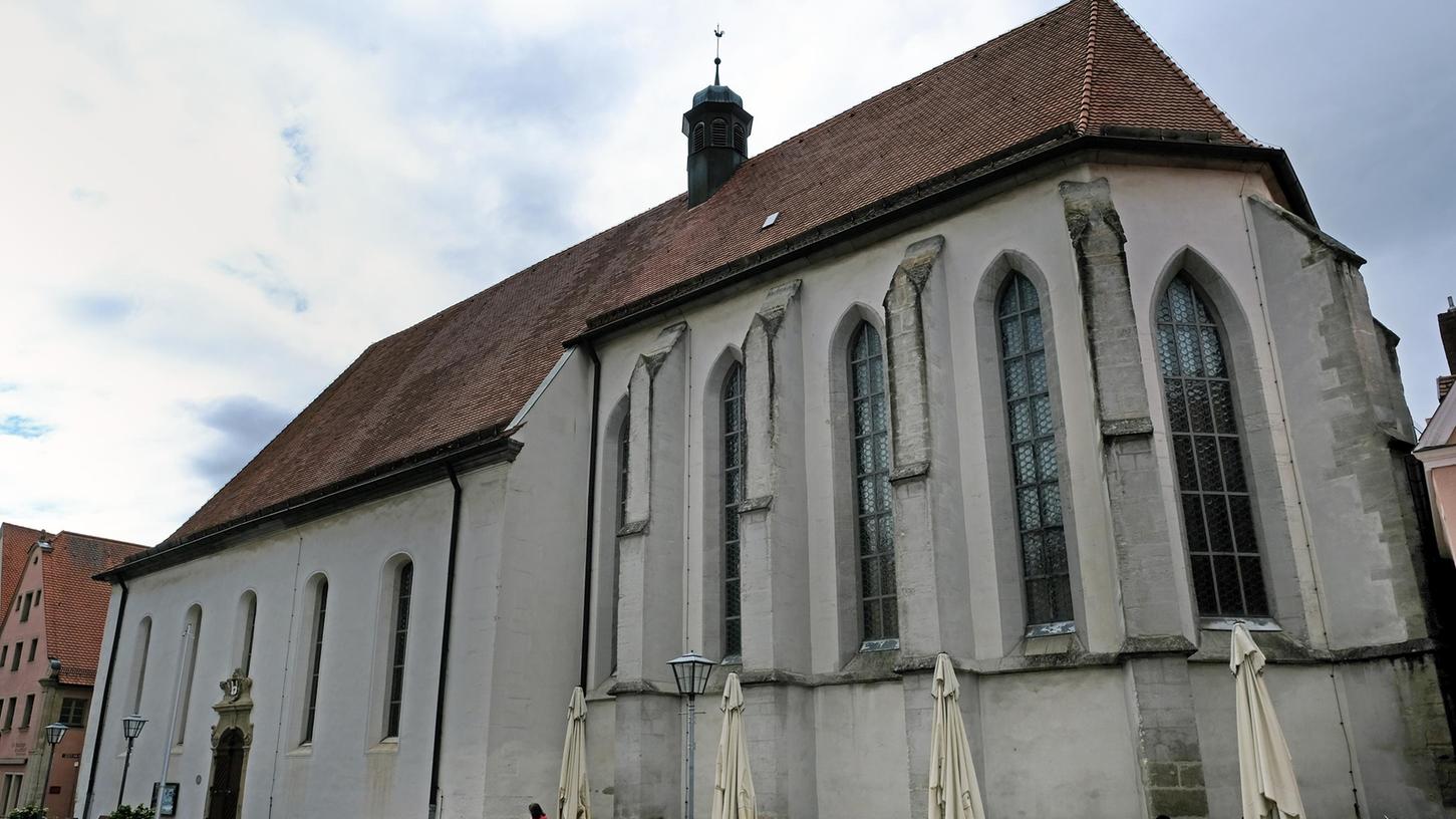 Der Dachstuhl der Karmeliterkirche muss saniert werden. Weil corona-bedingt keine Termine mit dem Landesamt für Denkmalschutz möglich waren, rutscht der Beginn der Maßnahme, für die eine Kostenschätzung von zweieinhalb Millionen Euro vorliegt, ins nächste Jahr.