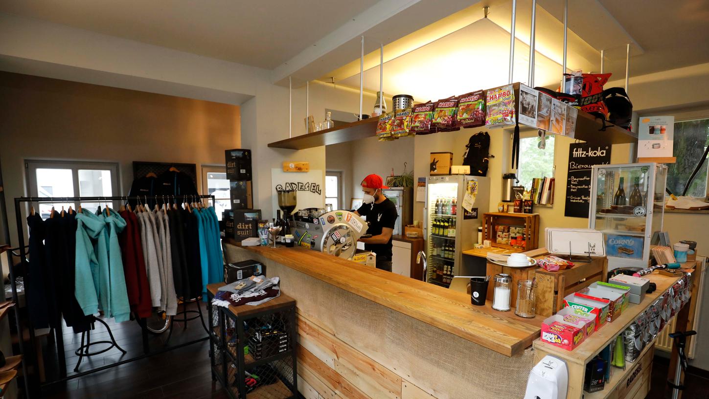 Im Café Radesel gibt es neben Fahrradzubehör auch noch Espresso Im Café Radesel gibt es neben Fahrradzubehör auch noch Espresso