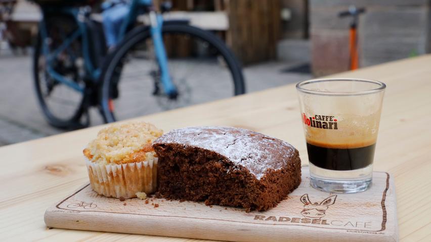 Süßes und Espresso werden im Café auf Brettchen serviert. Süßes und Espresso werden im Café auf Brettchen serviert.