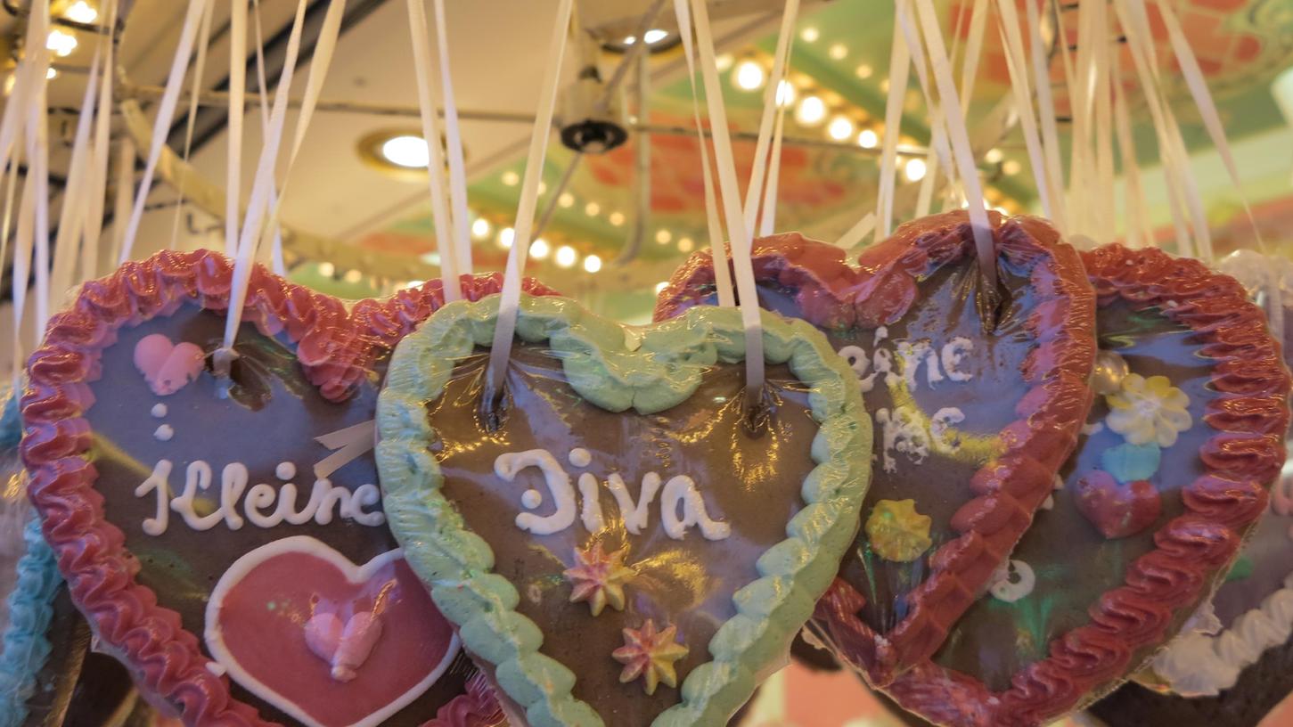 Lebkuchenherzen bieten die Schausteller im Rahmen der Aktion Lebkuchenherzen bieten die Schausteller im Rahmen der Aktion