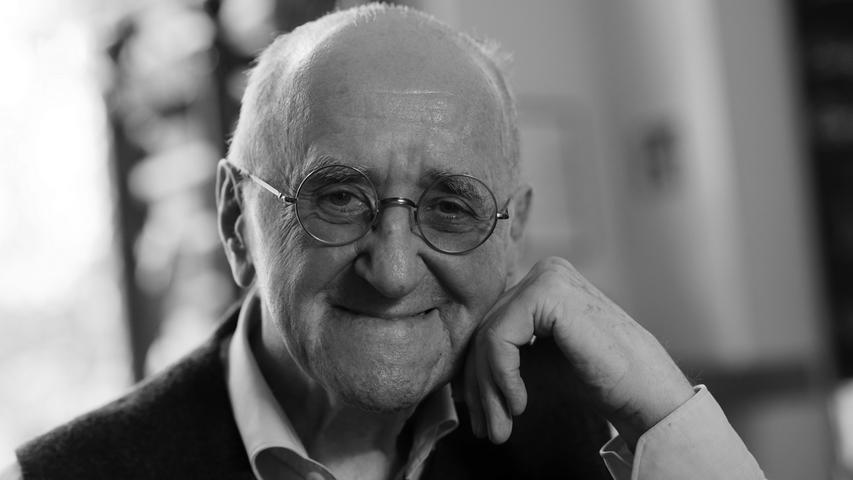 Der Entertainer Alfred Biolek ist tot. Er starb am Freitagmorgen, den 23. Juli, wie sein Adoptivsohn Scott Biolek-Ritchie der Deutschen Presse-Agentur sagte. Der frühere Fernsehmoderator und Talkmaster sei in seiner Kölner Wohnung friedlich eingeschlafen. Biolek war seit längerem gesundheitlich angeschlagen gewesen. Er wurde 87 Jahre alt. Der Entertainer Alfred Biolek ist tot. Er starb am Freitagmorgen, den 23. Juli, wie sein Adoptivsohn Scott Biolek-Ritchie der Deutschen Presse-Agentur sagte. Der frühere Fernsehmoderator und Talkmaster sei in seiner Kölner Wohnung friedlich eingeschlafen. Biolek war seit längerem gesundheitlich angeschlagen gewesen. Er wurde 87 Jahre alt.