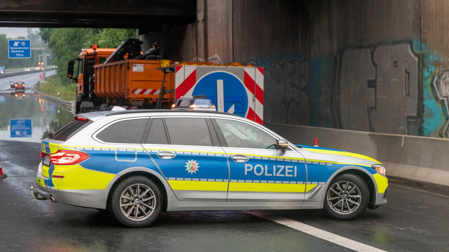 Die Polizei stoppte ein Auto, das einem Einsatzwagen der Polizei nachgeahmt war. (Symbolbild)
Die Polizei stoppte ein Auto, das einem Einsatzwagen der Polizei nachgeahmt war. (Symbolbild)