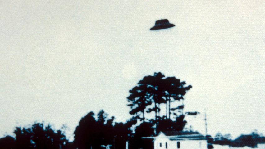 Ufo-Gläubige warfen oft einen Hut oder Lampenschirm in die Luft, um auf Fotos ihre Theorie zu beweisen.  