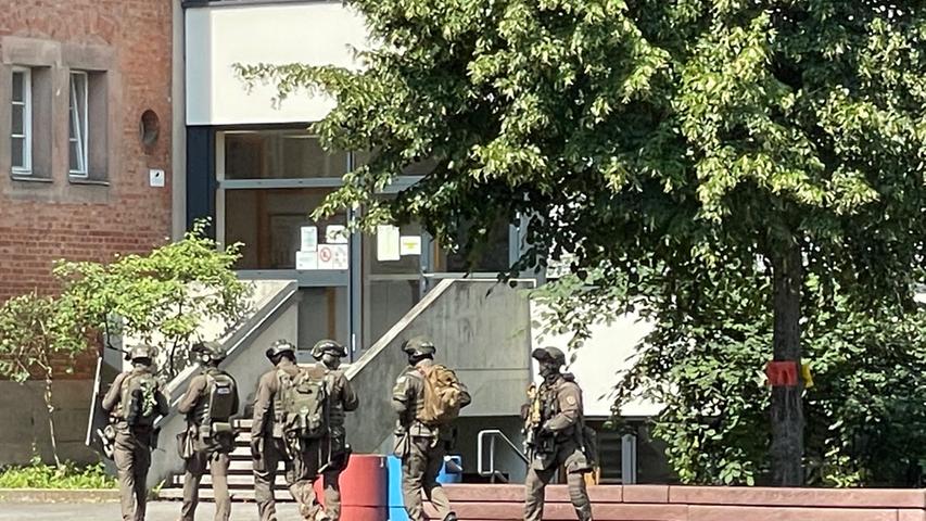 Großeinsatz an Nürnberger Schule: Verdächtige gefasst - Waffe war Nachbildung