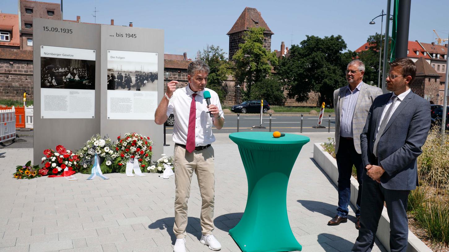 Viel besser erkennbar als früher: die Gedenkstelen am neuen Durchgang neben der AOK-Zentrale, hier mit Jo-Achim Hamburger, Vorsitzender der Israelitischen Kultusgemeinde, Jürgen Göppner, Vorsitzender des AOK-Direktionsbeirats, und  OB Marcus König (v.li.n.re.)