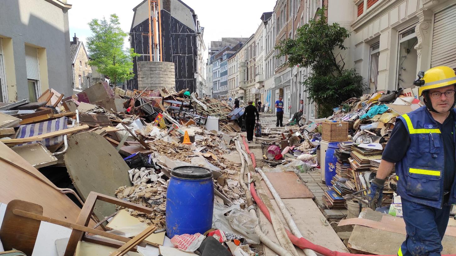 Das THW Schwabach beim Auspumpen von Wohnhäusern in Stolberg