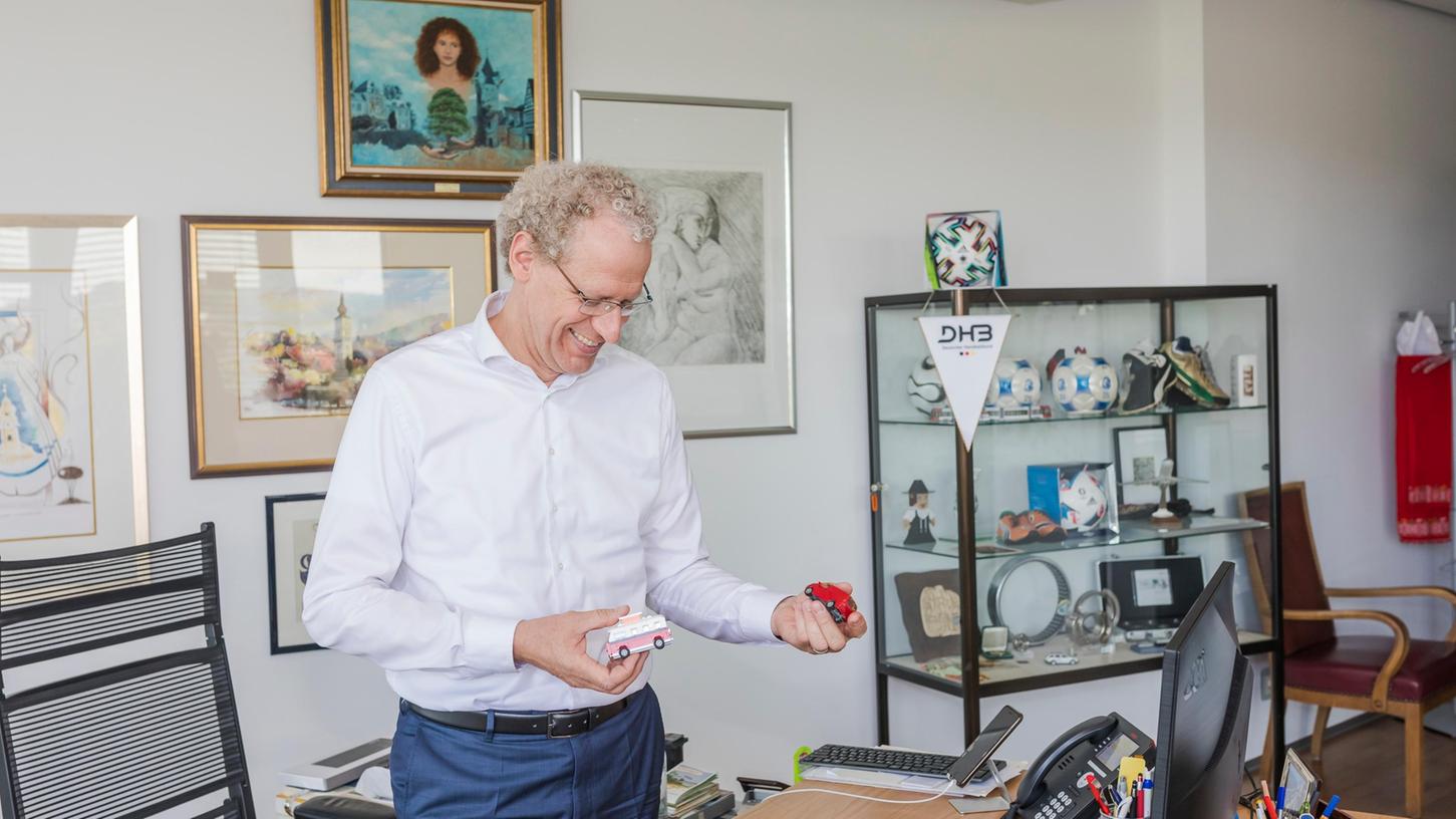 Der große Mann mit dem kleinen Spielzeugauto: Der rote VW-Bus erinnert German Hacker an daheim.
Der große Mann mit dem kleinen Spielzeugauto: Der rote VW-Bus erinnert German Hacker an daheim.
