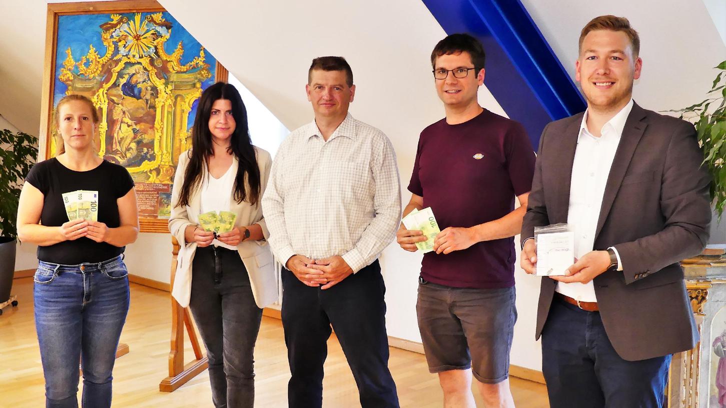 Sondengänger schenkt wertvolle Funde der Gemeinde Deining Sondengänger schenkt wertvolle Funde der Gemeinde Deining