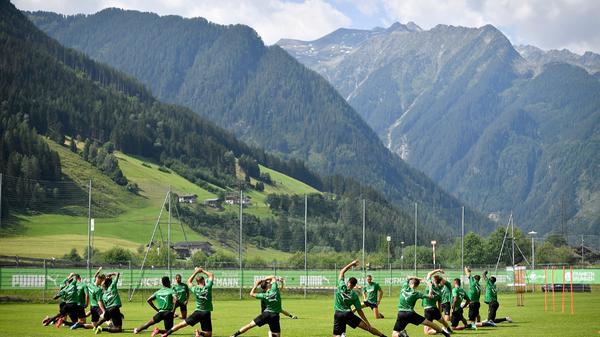 Am letzten Trainingstag in Österreich durften die Spieler des Kleeblatts auch ein bisschen die Aussicht auf die vielen Gipfel der Region genießen. Zum Aufwärmen gab es ein ausführliches Stretching.