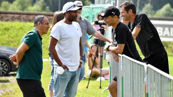 Dabei wurden die Fürther von einem alten Bekannten beobachtet: Daniel Thioune schaute bei der Vormittagseinheit vorbei und sprach mit Sport-Geschäftsführer Rachid Azzouzi sowie dem Trainerteam. In Neukirchen konnte er auch zwei seiner ehemaligen Wegbegleiter beim Hamburger SV begrüßen: Gideon Jung arbeitete auf dem Platz, Videoanalyst Alexander Hahn war bei den Übungen mittendrin.
