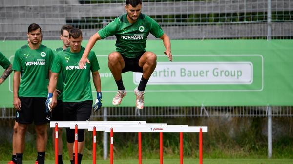 Zu Beginn des Parcours mussten die Spieler (hier Maximilian Bauer) über Hürden springen,...