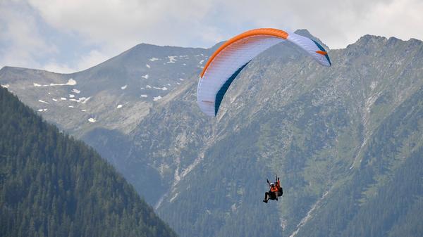 Das gute Wetter machte es vielen Paraglidern möglich, das Training (und vielleicht auch die schöne Landschaft) aus luftiger Höhe zu beobachten.