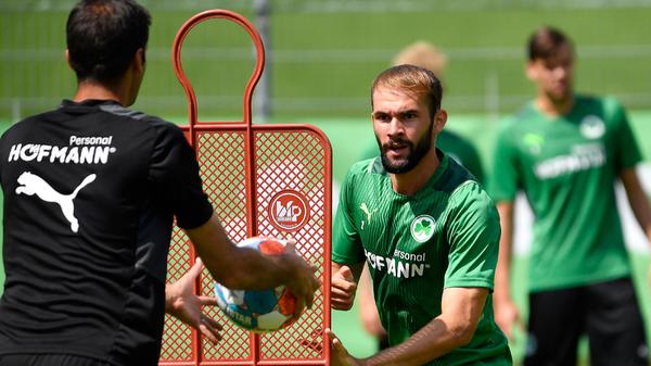 An der nächsten Station wartete ein Trainer, der jeweils einen Pass mit dem linken und rechten Fuß sowie einen Kopfball verlangte. Simon Asta war fokussiert dabei.