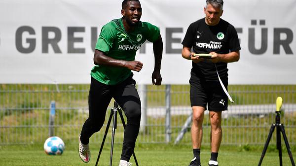 Abdourahmane Barry ist ein Phänomen. Seit Tagen ist es in Neukirchen herrlich warm, die Sonne scheint bei 25 Grad - doch der Innenverteidiger trainiert beständig mit langer Hose.