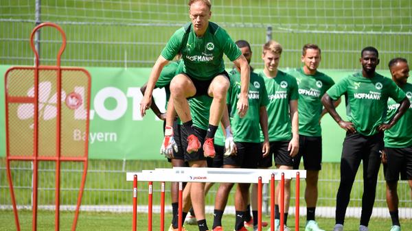 Havard Nielsen hingegen hat, genauso wie Branimir Hrgota, seine Hose immer weit hochgekrempelt. Um schöner braun zu werden? Oder doch nur, weil es etwas luftiger ist? Diese Fragen blieb zunächst offen.